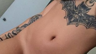 Felismeri ezt a pornóst a tetoválása alapján?