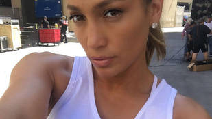 Jennifer Lopez a saját seggét hordja pólóján