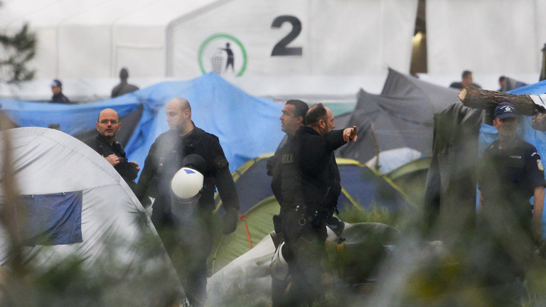 Görög rohamrendőrök hajnalban megkezdték az idomeni menekülttábor kiürítését