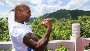 Mike Tyson elszántan vágott neki a Kínai nagy fal megmászásának