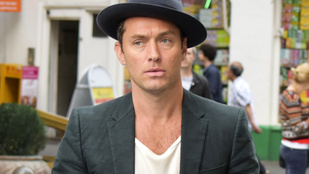 Indie zenésznek öltözött nyomozóként grasszált Jude Law Londonban