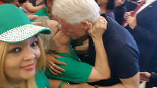 Bill Clinton más nőt csókolt felesége helyett
