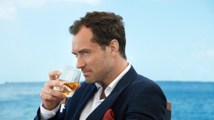 Ha mindig is érdekelte, hogy issza Jude Law a whiskyt...
