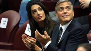 Pontosan úgy néz ki George Clooney a felesége mellett, mint egy menő ügyvéd