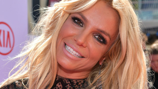 Britney Spears kilógatta a medencéjéből kebleit