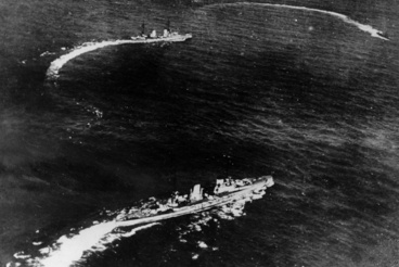 A német SMS Seydlitz és SMS von der Tann fordulnak támadóhelyzetbe