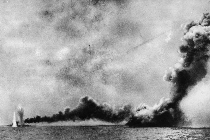 A Queen Mary utolsó pillanatai, a jobb oldalán a Seydlitz és a Derfflinger találatainak robbanásai láthatók.