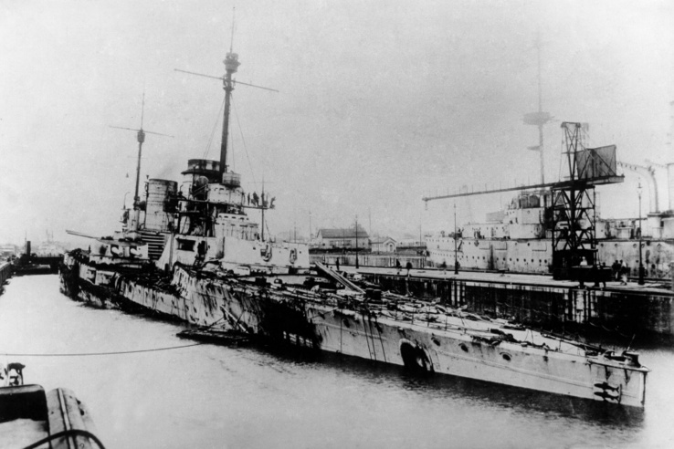 A Seydlitz sérülései. A német hajón 98 ember halt meg és 55 sérült volt. A 21 bekapott találat közül kettő is olyan volt, amely angol hajókkal végzett volna, de a német megoldás megakadályozza, hogy egy rossz helyre bejutó találat az egész hajót felrobbantsa.