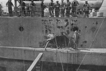 Egy kellemetlen, de nem végzetes találat: a Warspite egyik sérülése, melyet egy, a hajótestben felrobbant lövedék okozott