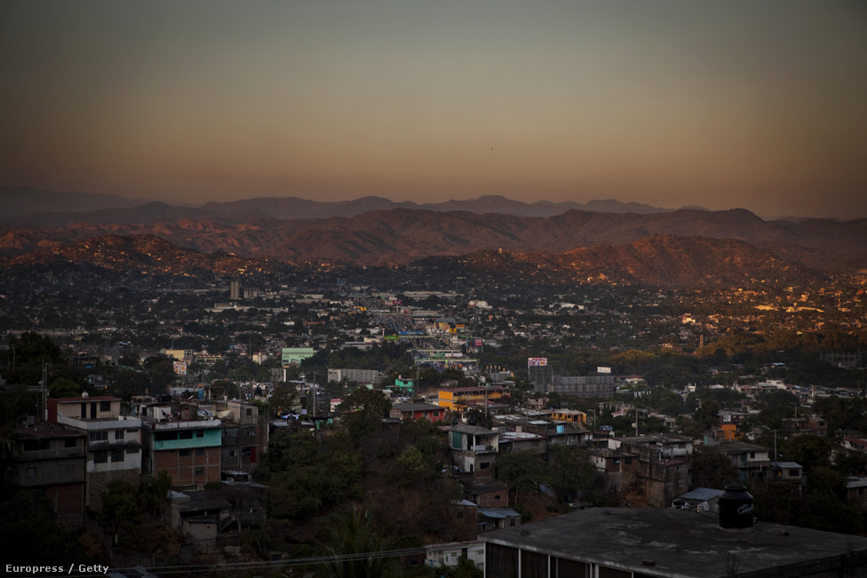 Látkép Acapulcóról és a várost szegélyező hegyvonulatokról. Annak ellenére, hogy mindennaposak a kartellgyilkosságok szinte az egész országban, 2014-ben 29,1 millió turista érkezett Mexikóba. Ez 20,5%-os növekedés a 2013-as évhez képest. 