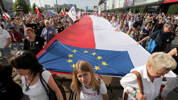 Tízezrek tüntettek a kormány ellen Varsóban