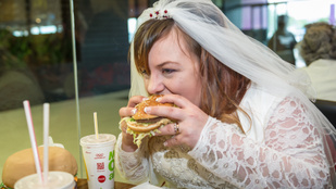 Megint itt egy hamburgerező menyasszony