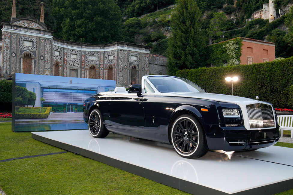 Kevés jobb vagy szebb helyet lehet találni egy Rolls-Royce számára, mint a Villa d’Este parkja. Minden évben valamilyen új különlegesség áll középen, szépen megvilágítva