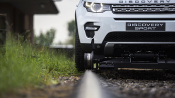 Száz tonnát húzott el az új Land Rover