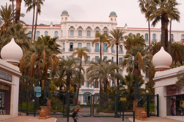 Az egykori Grand Hotel Orient. 1929-ben így hirdették a Pesti Naplóban: „Hírneves luxusszálló. Déli fekvés, évszázados pálmapark. Az arisztokrácia és legelitebb társaságok otthona.”