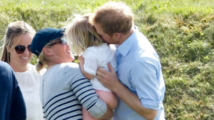 Harry herceg kezében kifejezetten jól áll a gyerek