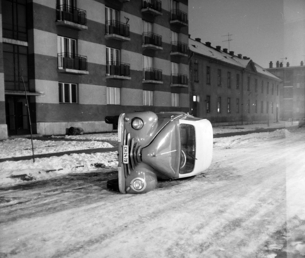 Lehet, nem is bűntény, hanem egy baleset történt a jeges úton. De bármelyik krimifilm kezdőképének is beillene az oldalra borult autó. rémisztő, hogy sehol egy bámészkodó, még az ablakokban, az erkélyeken sem. És más parkoló autó sincs az utcán. 