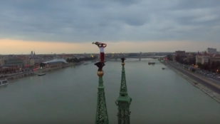 Élő zászlóval szurkolnak a magyar csapatnak a Szabadság hídon