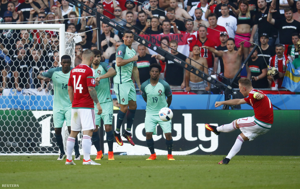 Így indult útjára a labda a második magyar gól előtt Portugália ellen, a 3-3-ra végződött meccsen.