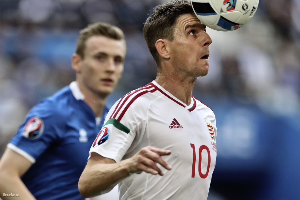 Gera Zoltán fejjel bűvöli a labdát az Izland ellen 1-1-re végződött mérkőzésen.