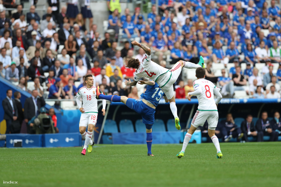 Kádár Tamás fejeli el a labdát az Izland ellen 1-1-re végződött mérkőzésen Marseille-ben.