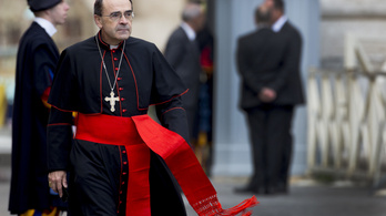 Négy francia papot függesztettek fel szexuális visszaélések miatt