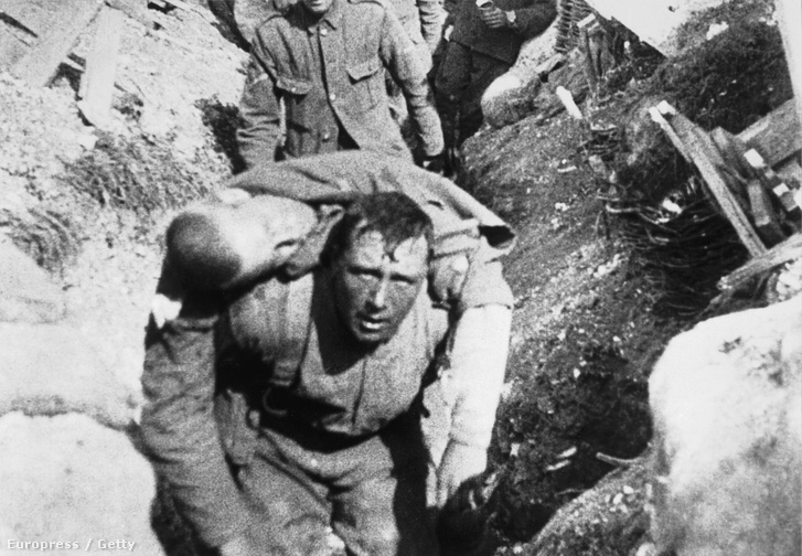 
                        A képen látható férfi harminc perccel azután meghalt, hogy elérte a lövészárkokat a somme-i csata elős napján, 1916 június elsején. A képet belevágták a csatáról készült filmbe is.