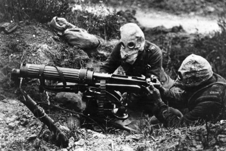 Gázmaszkos katonák a brit géppuskás csapatokból (Machine Gun Corps). Az első somme-i csatában Vickers márkájú géppuskát használtak.