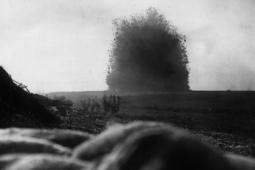 Aknarobbantás tíz perccel a somme-i csata hivatalos kezdete, a gyalogság megindulása előtt, 1916 július elsején. A britek és a franciák ezzel készítették elő a támadást. 