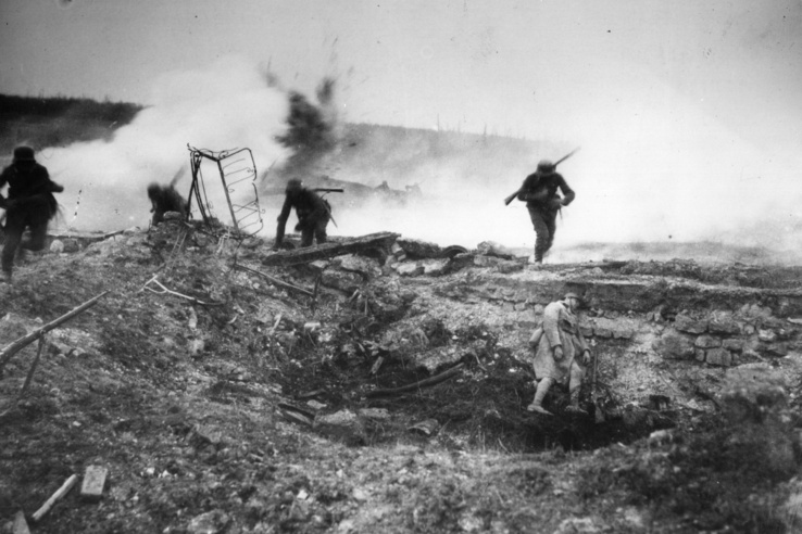Német csapatok nyomulnak nyílt területen  Villers-Bretonneux-nél. Ez volt a németek utolsó próbálkozása, hogy megszilárdítsák győzelmüket a nyugati fronton.