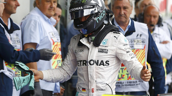 Rosberget büntették a Hamilton-koccanásért