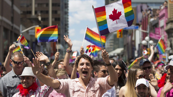 A kanadai kormányfő szivárványszínű zászlóval vonult fel a torontói Pride-on