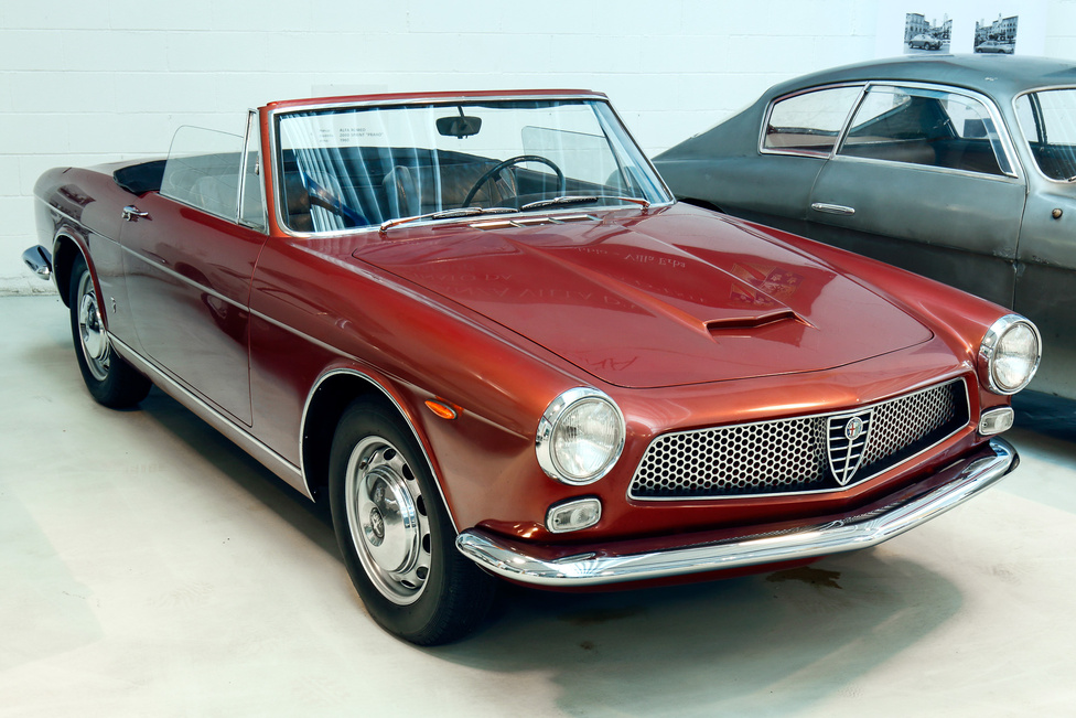 1962-ben készült az Alfa 2600 prototípus a Ghia stúdióban. Érdekes, hogy a 2600 minden karosszériaváltozatát más cég gyártotta: a Berlina gyári felépítményt kapott, a 2+2-es Sprint a Bertone, a Spider a Touring munkája volt, a Zagatónál készült a 2600 SZ és az OSI is épített 54 darab szedánt. 
