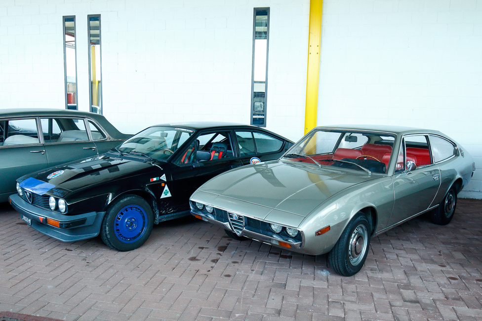 Alfa Romeo GTV és az 1972-es évjáratú 1750 Coupé prototípus. Giorgetto Giugiaro egyik legjobb formaterve lett a Bertone kupéként ismert Giulia Sprint GT, így logikus volt, hogy rábízzák a következő Alfák tervezését is; a leendő Alfetta GT felé vezető út első lépése volt a négyszemélyes kupé.