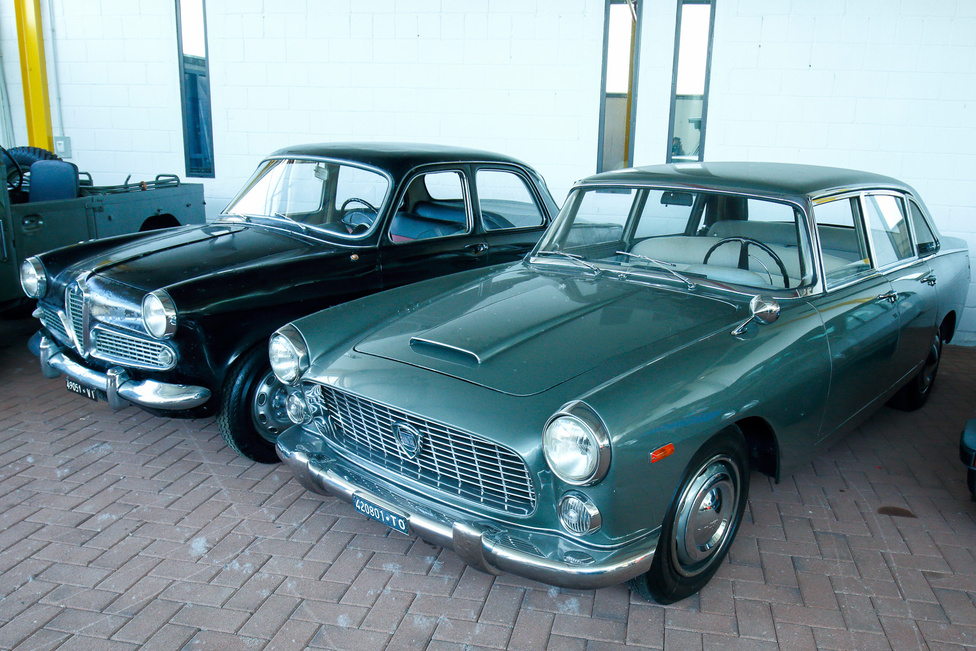 Továbbra is legelső példányok… Alfa Romeo 1900 Berlina és Lancia Flaminia Berlina. Előbbi volt az Alfa első, nagyobb szériában készült típusa. A Berlinát kettő- és négyajtós kivitelben is árulták 1950-1959 között, a Matta terepjáró alapjául is ez a típus szolgált.