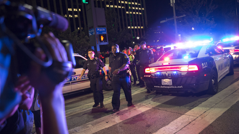 Öt rendőrt lelőttek a rendőri túlkapások elleni amerikai tüntetésen