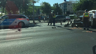 Összetört egy rendőrautó a Váci úton