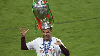 Ronaldo a fején egyensúlyozott a várva várt kupával
