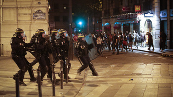 Összecsaptak a csalódott drukkerek a francia rendőrökkel Párizsban