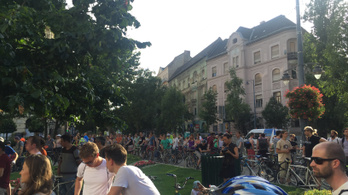 Tüntettek a Bartók Béla úti kerékpársávért