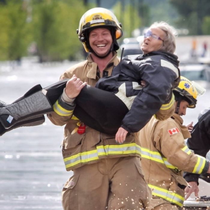 Ez az idős néni jól megnevettette az őt mentő tűzoltót