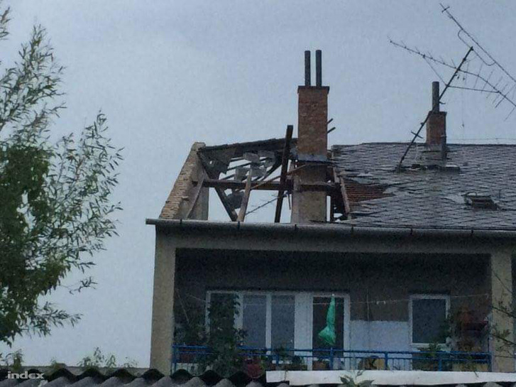 A tetőt is megbontotta a vihar.