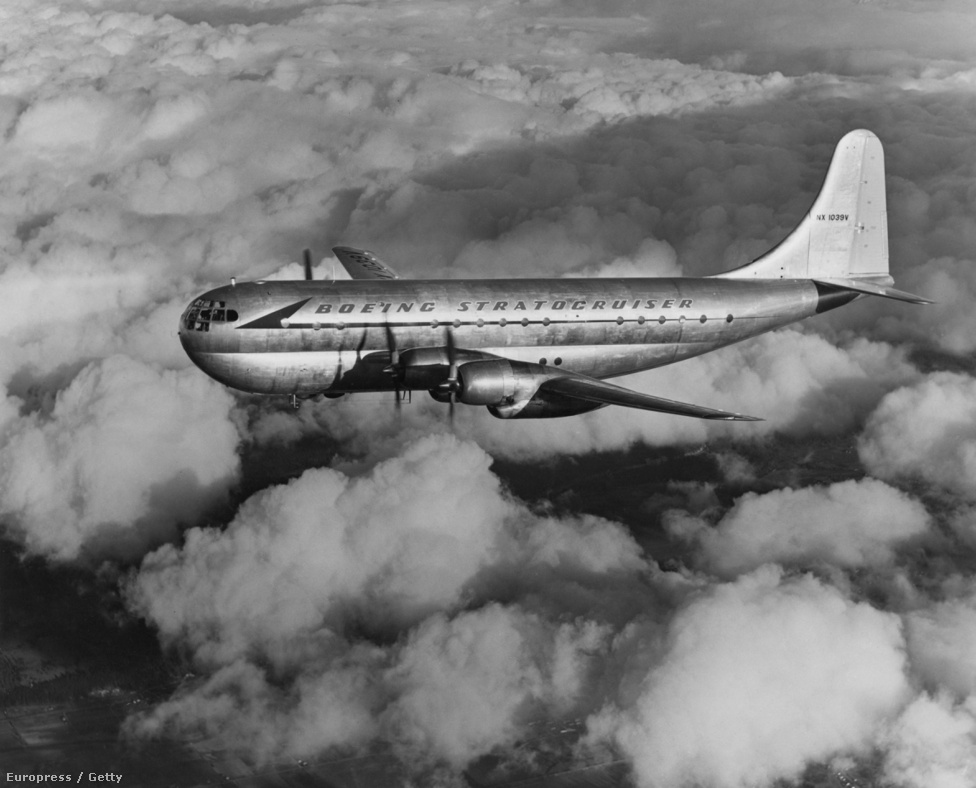 A Boeing 377-es Stratocruiser első példánya a levegőben
                          
                        A háború vége azonban elég komoly feladat elé állította a céget, hiszen a megcsappant megrendelés miatt hetvenezer munkást (akiknek mintegy fele nő volt) kellett elbocsátaniuk. Hiába próbáltak utasszállítóvá átalakított bombázókkal, mint például a B–29-esre épülő 377-es Stratocruiserrel piacot nyerni, nem volt annyi munka, mint a háborús nyomás alatt. A Stratocruiser azért nem tűnt el teljesen, az arra alapozott KC–97-es a katonai légi utántöltés alapmodelljévé vált.
                          
                        