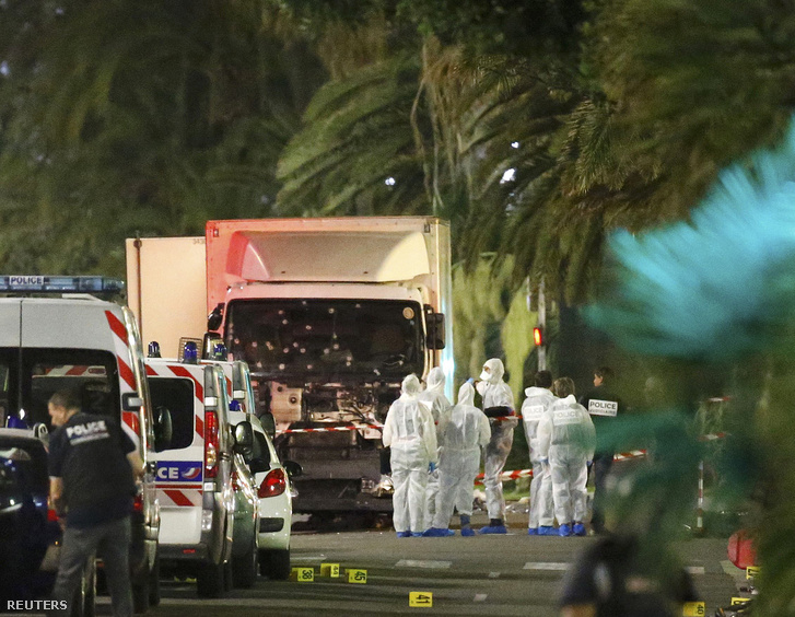 Az akcióban használt fehér teherautó körül helyszínelnek a francia rendőrök