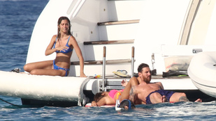 Lehet, hogy Lionel Messi alacsony, de így is jól mutat egy jachton