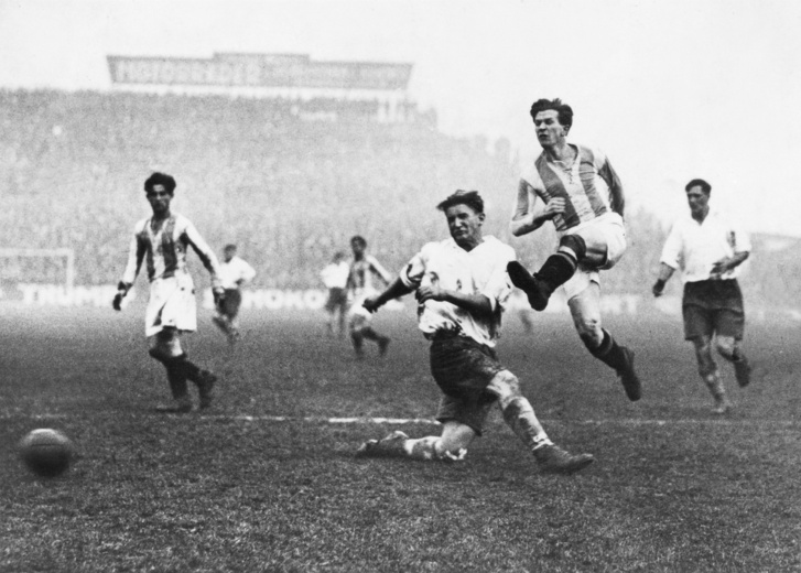 Az 1930-as évek elejének nagy sztárja, Titkos Pál akcióban, Berlin, 1930. január 1., Hertha–Hungária 0-7 (a Hungária az MTK neve ekkor a profiligában).