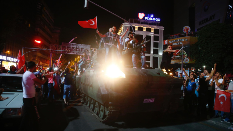Befuccsolt a puccs Törökországban, Erdogan maradt az elnök