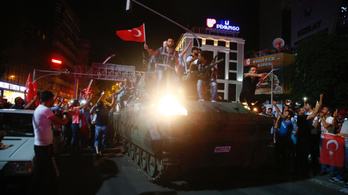 Befuccsolt a puccs Törökországban, Erdogan maradt az elnök