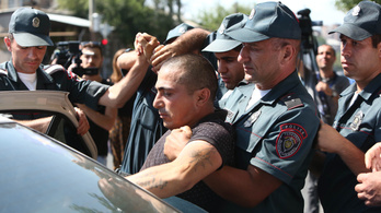 Politikai túszdráma Örményországban: harminc fegyveres barikádozta el magát a rendőrségen