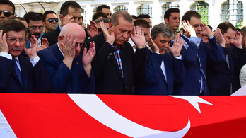 Erdogan előre eltervezhette a tisztogatást
